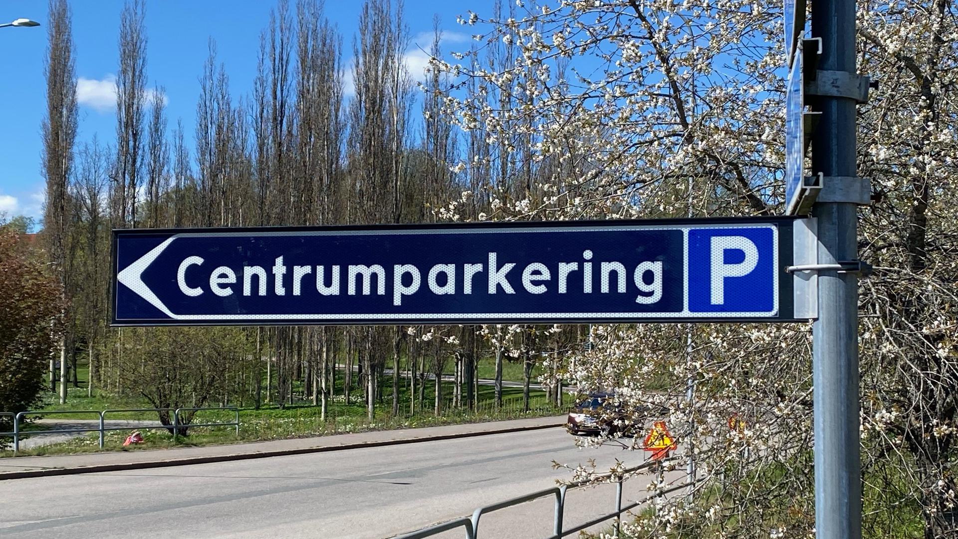 skylt som pekar mot centrumparkeringen