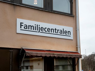 Skylt på fasad till Familjecentralen