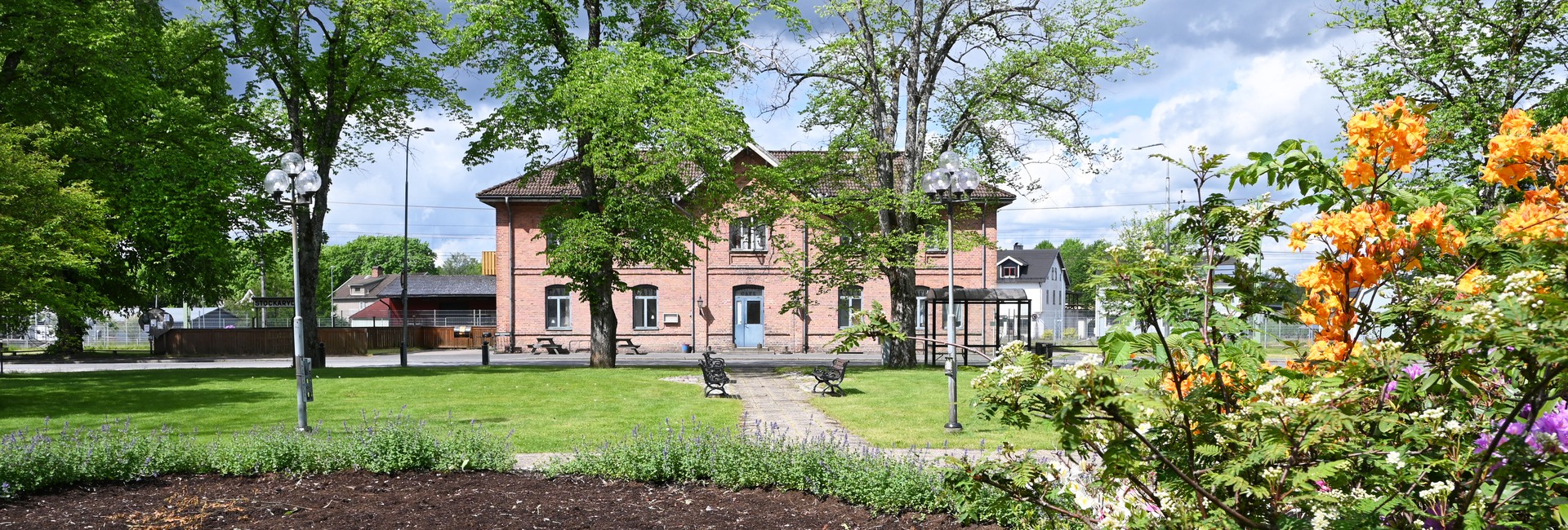 Stationshuset sett från parken mitt emot.