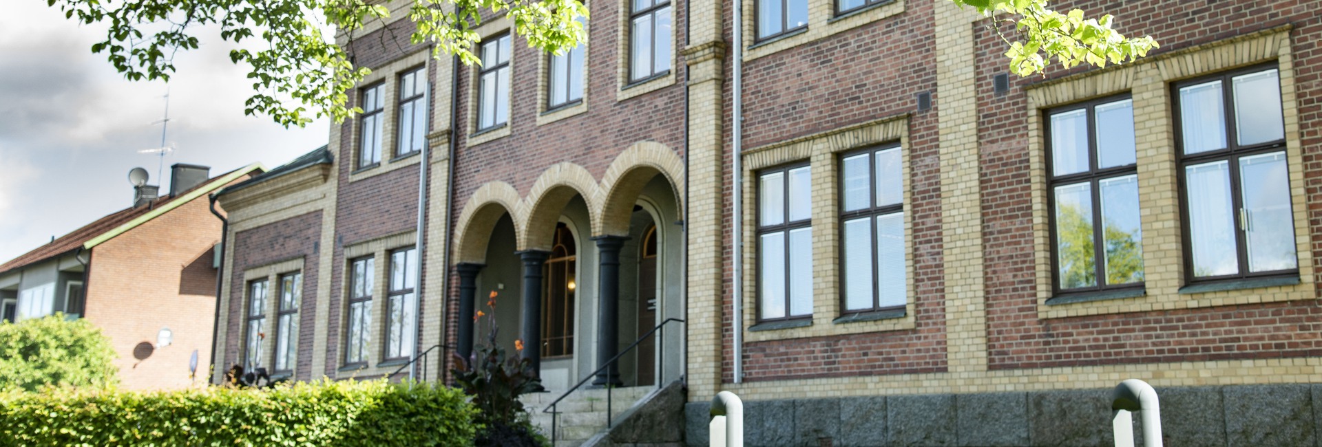 Kommunalhuset, brun tegelbyggnad