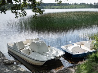 Tramppaddelbåtar i strandkanten