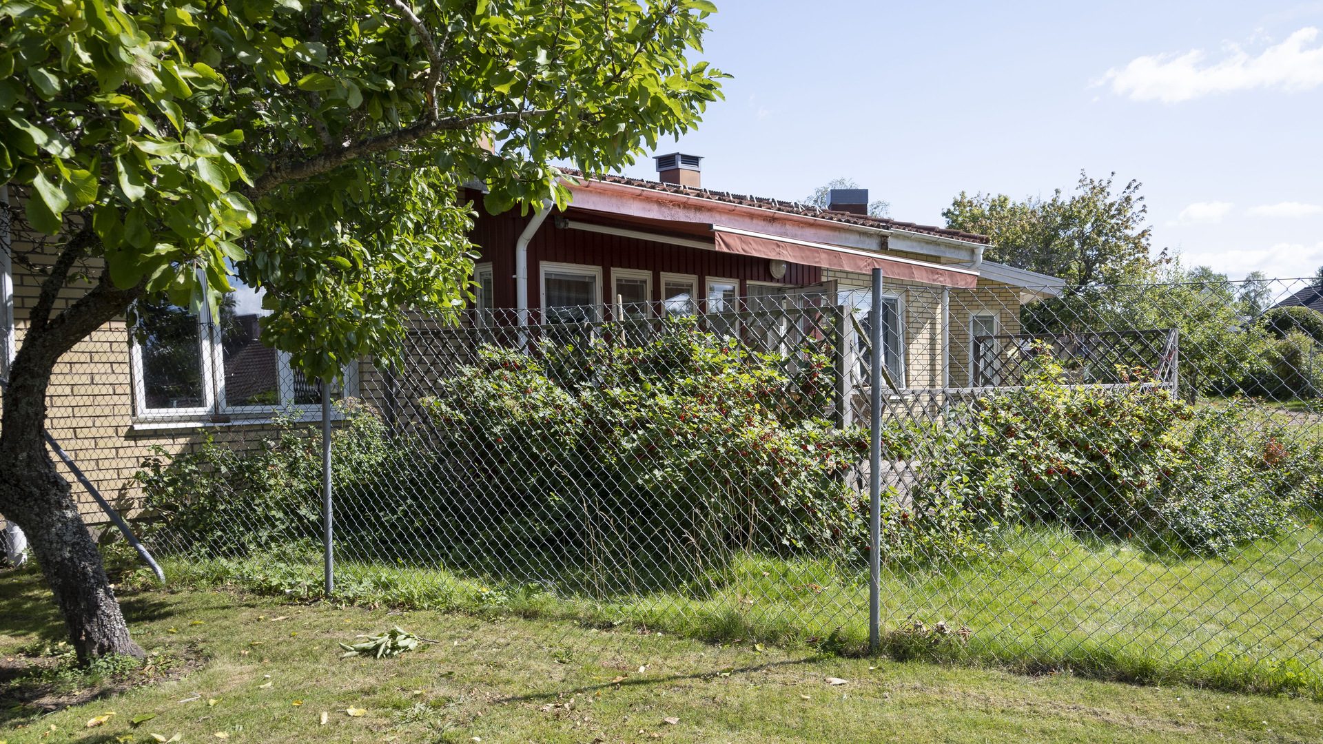 Sporrens demensboende, exteriör bild på baksida med trädgård och uteplats.