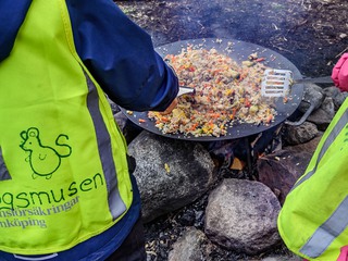 Naturförskolan, avdelning Skogsmusen lagar mat i Sanatorieparken.