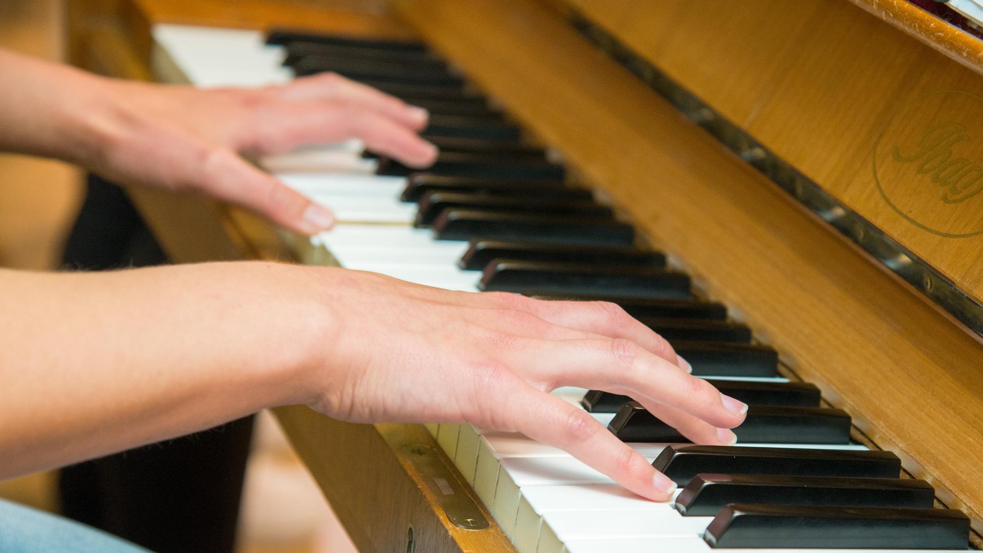 händer som spelar piano