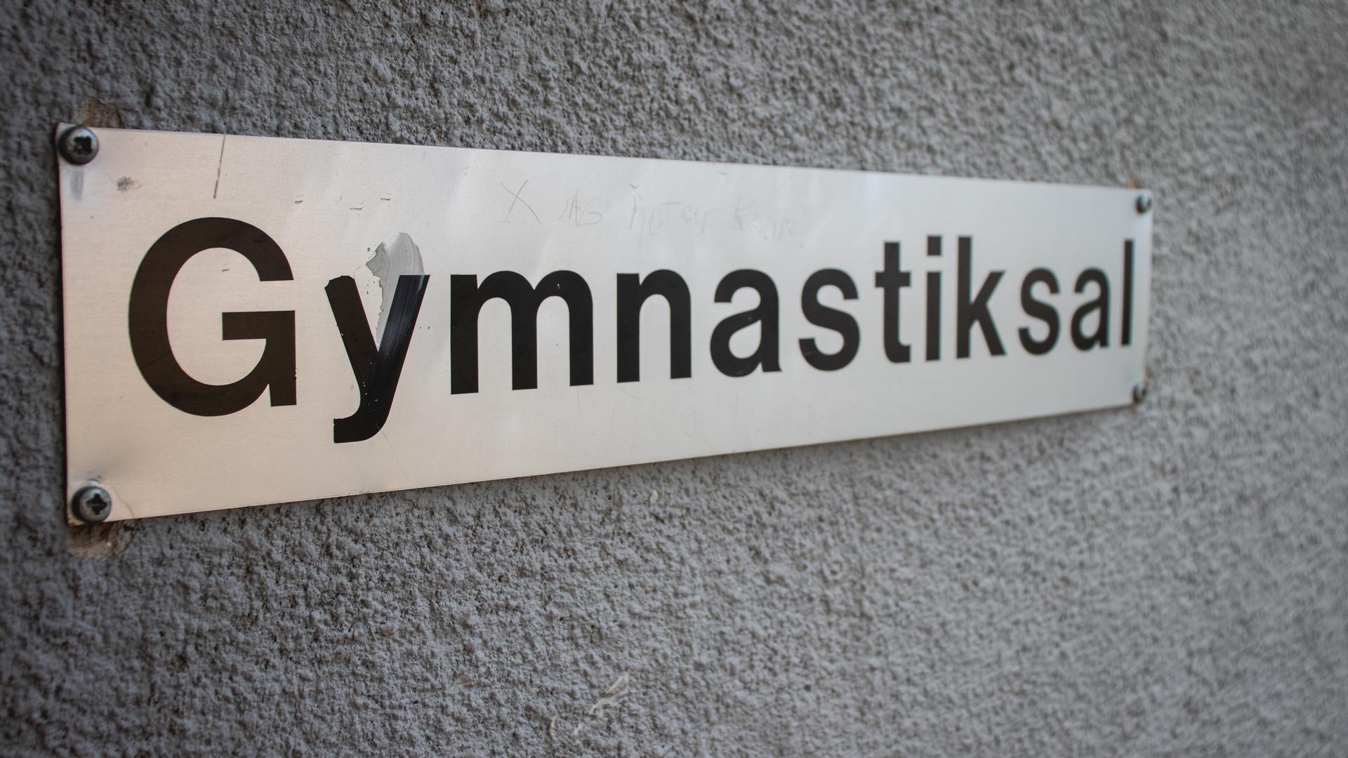 Skylt där det står "gymnastiksal".