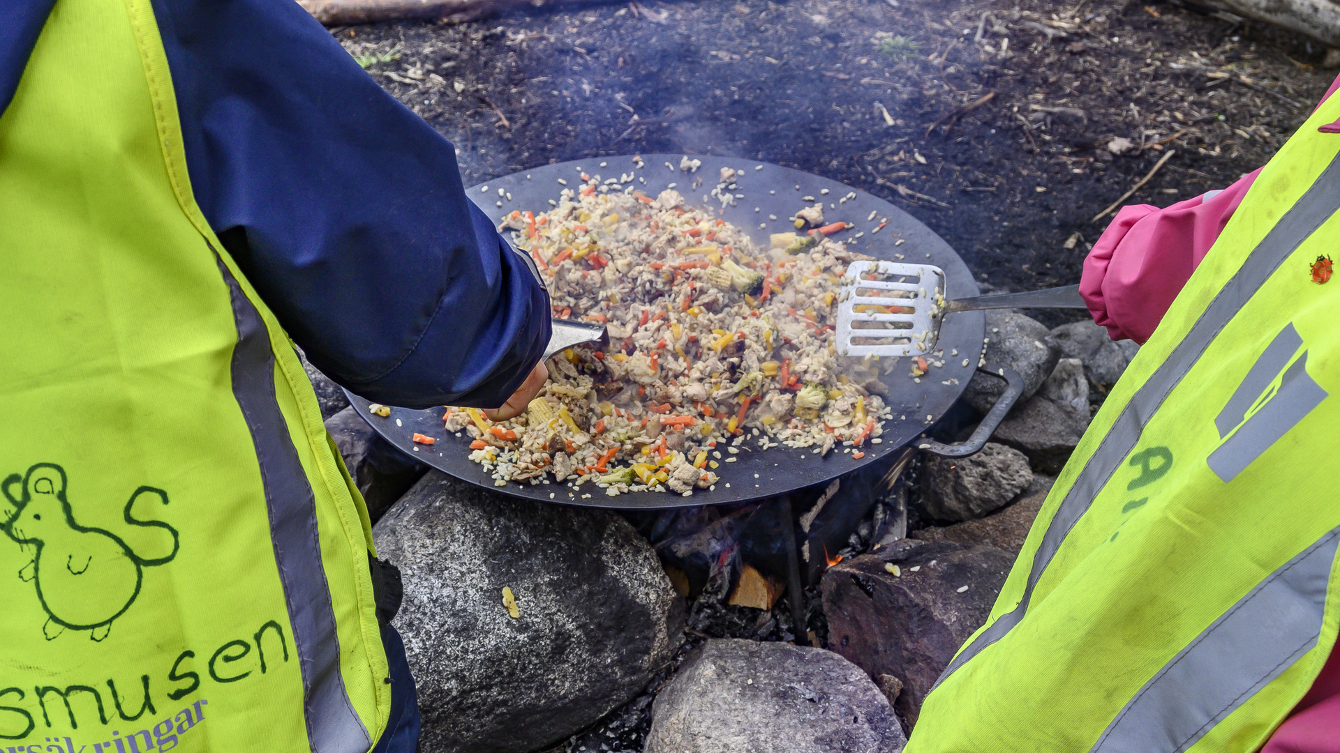 Naturförskolan, avdelning Skogsmusen lagar mat i Sanatorieparken.