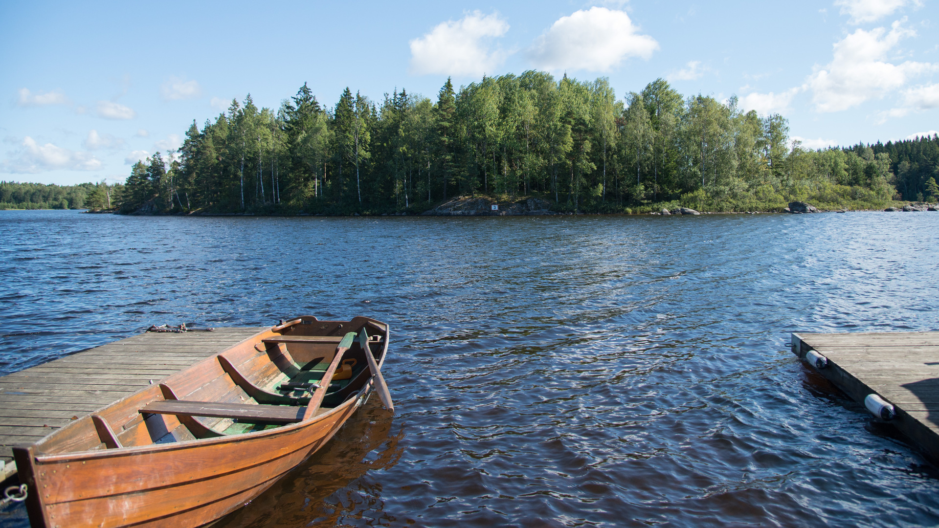 Träeka förtöjd vid brygga i sjön Algrunnen.