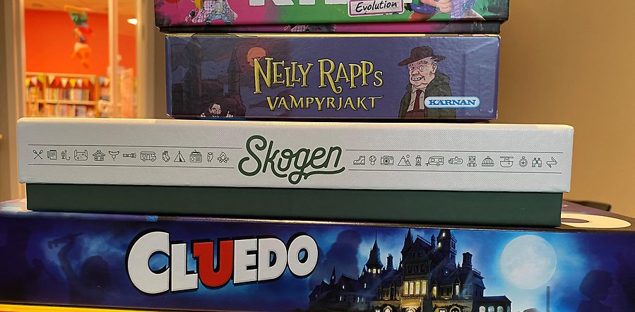 två personer som tittar på en datorskärm (AI-genererad)