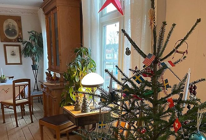 Julgran i gammaldags lägenhet