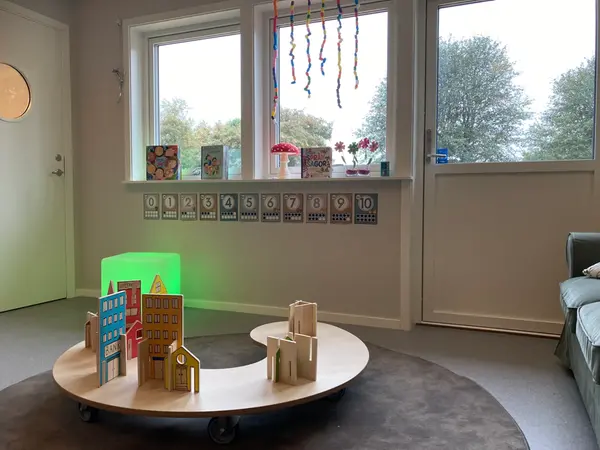 Inomhus, hyllor med leksaker.