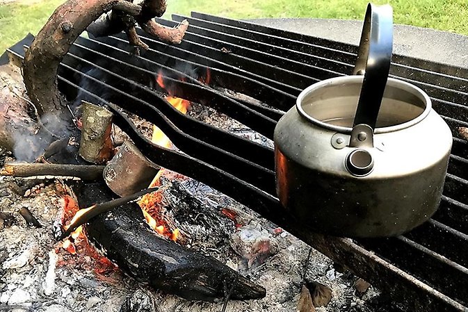 kaffepanna på öppen eld i naturen