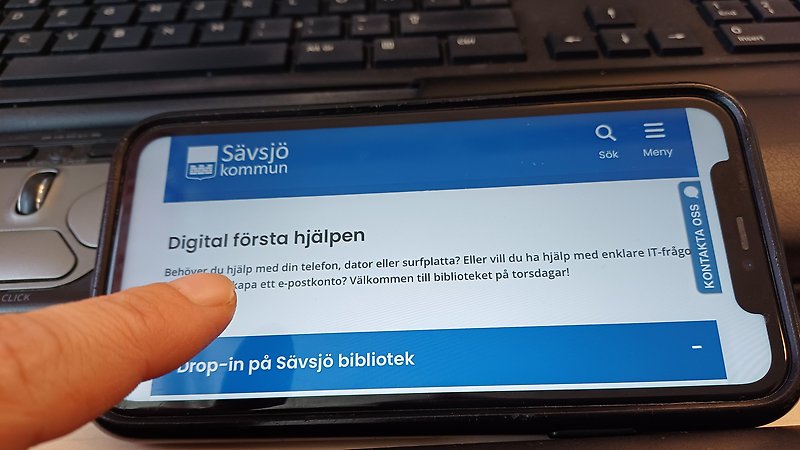 två personer som tittar på en datorskärm (AI-genererad)